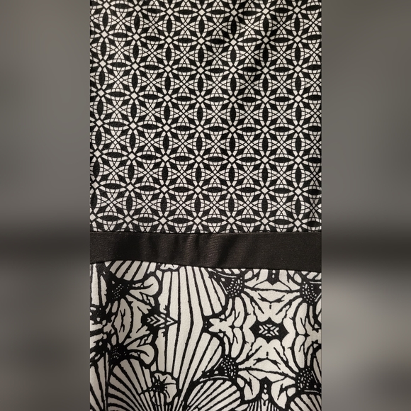 Black & White Sleeveless Lola Dress- Size M - Picture 7 of 9